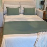 Pie de cama con almohadones